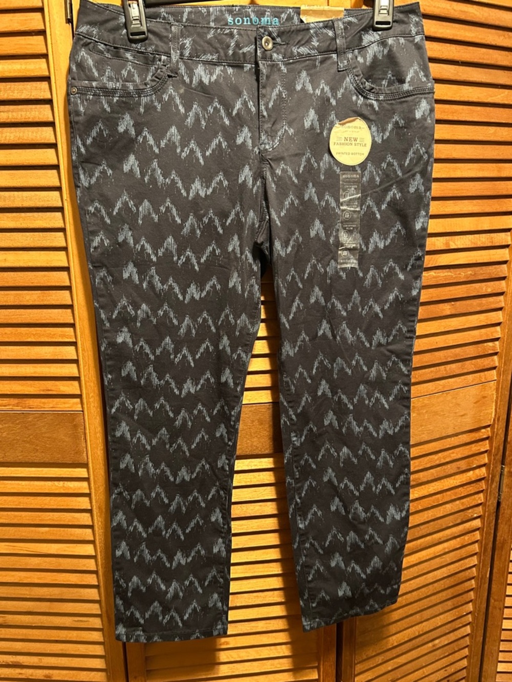 Sonoma Black and Gray Cropped Zigzag Pattern Straight Leg Pants